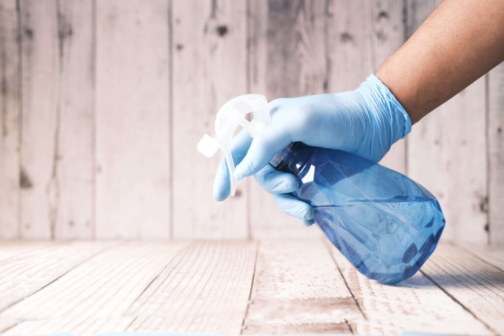 Cleaning a wood surface
